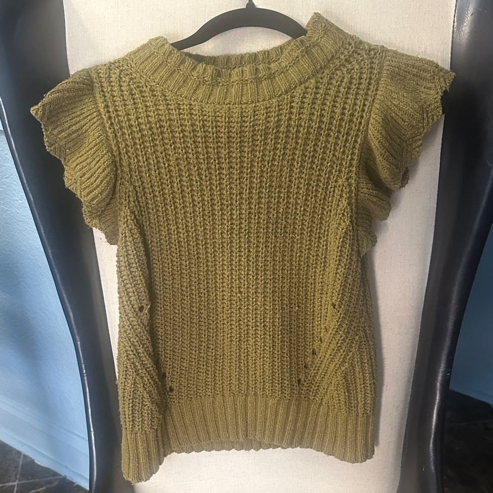 Priced to sell!
Universal Thread olive green Ruffle Sleeve Sweater